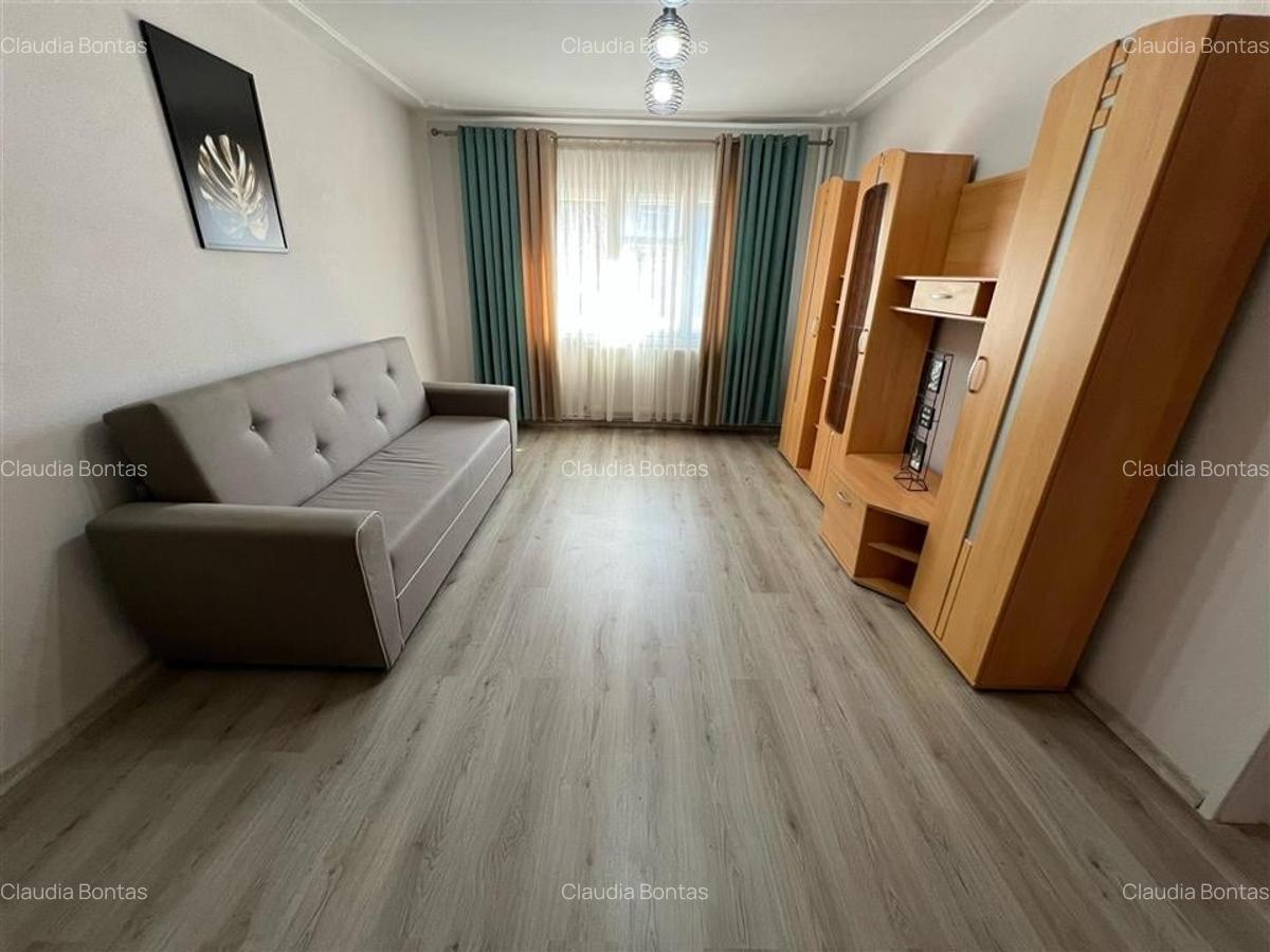 Apartament cu 3 camere semidecomandat în Podu Roș - 3