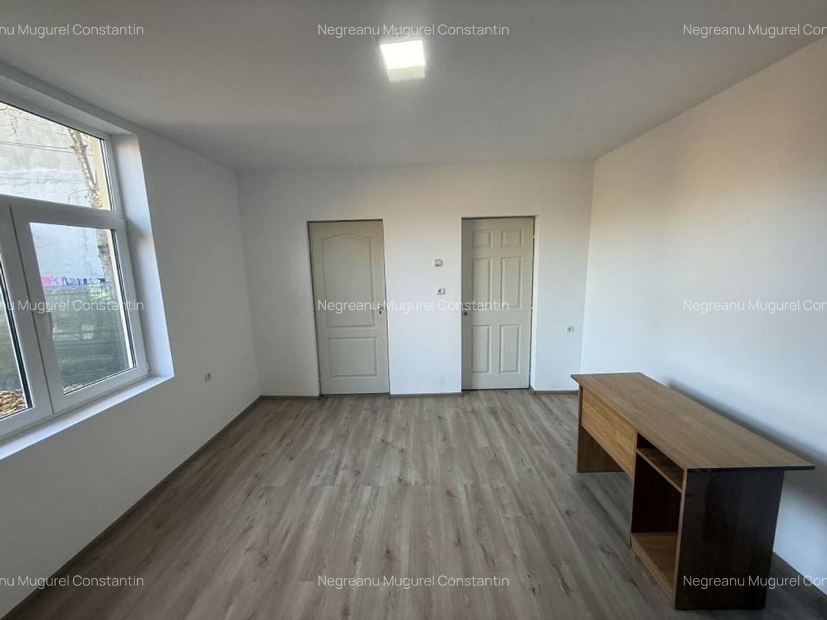 2 corpuri de Casă renovate + teren 125 mp Campina - 9