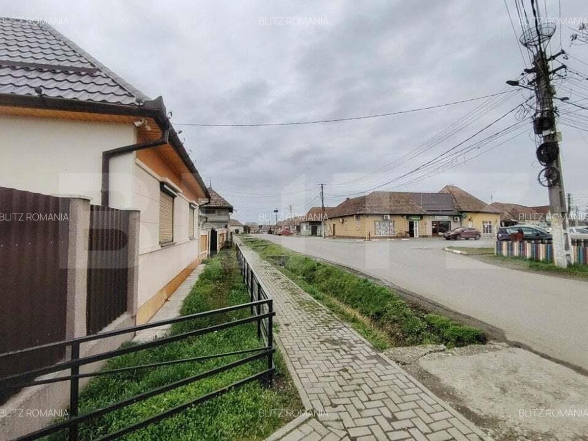 Proprietate cu 2 case in centrul localitatii Ogra - 18