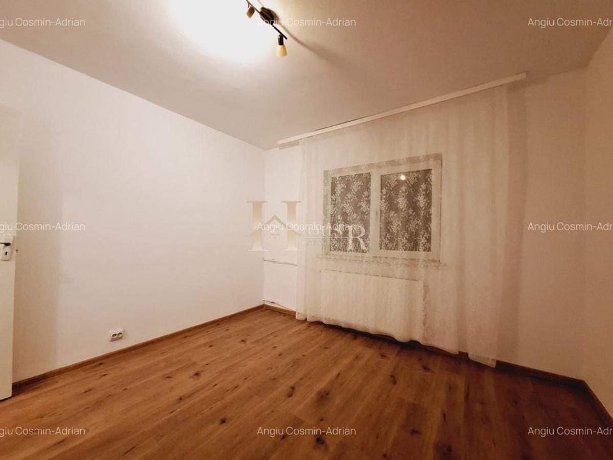 Zona Lipovei. Etaj 3. Decomandat. - 2