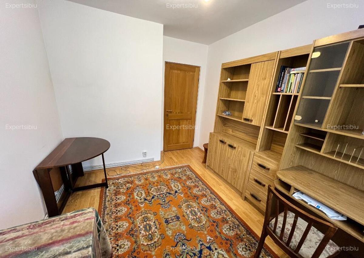 INCHIRIEZ apartament 4 camere decomandat, zona Vasile Aaron - 5