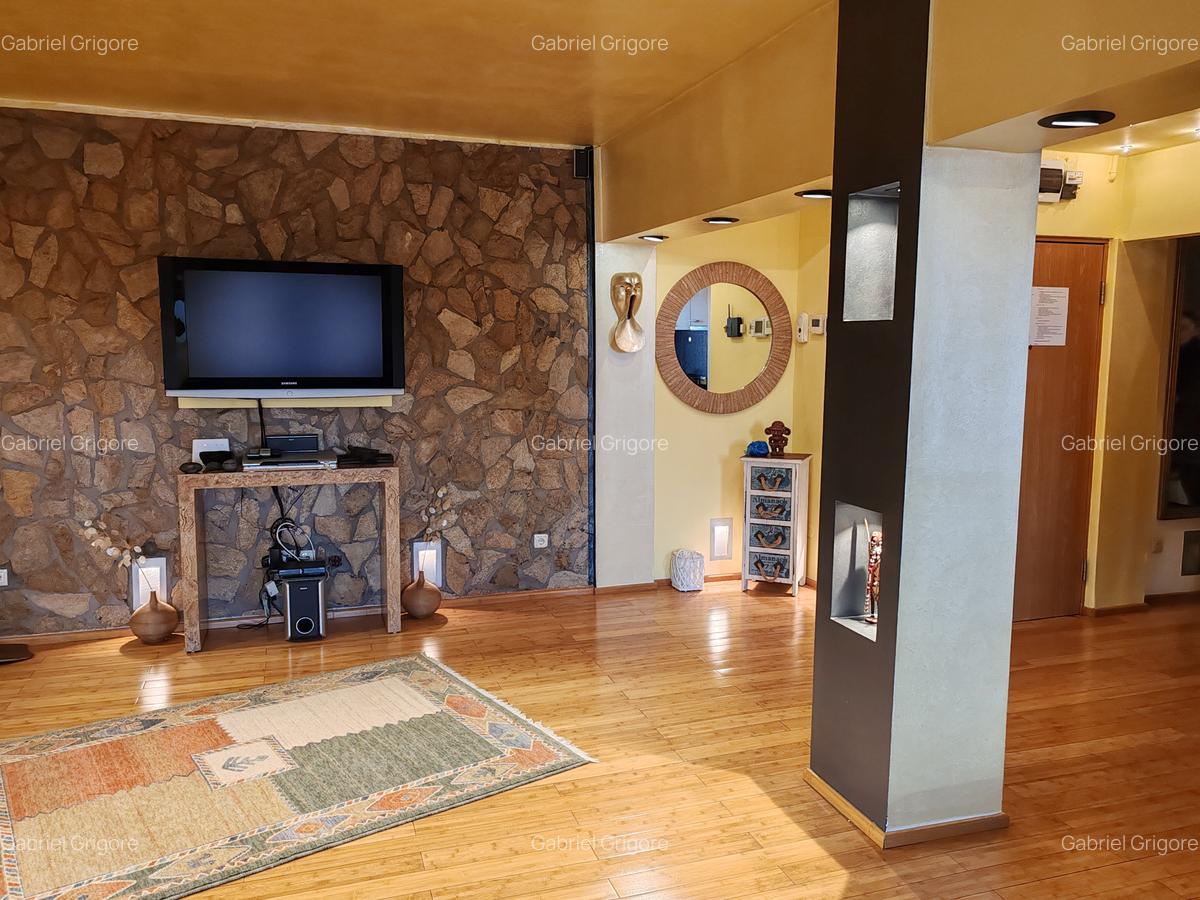 Apartament cu 3 camere semidecomandat, mobilat în Ultracentral - 1