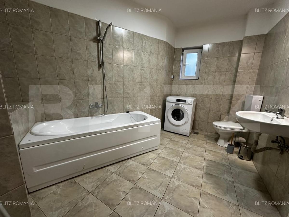 Apartament spatios de inchiriat - 3 camere, 2 bai, balcon - etaj 1, bloc nou - 4