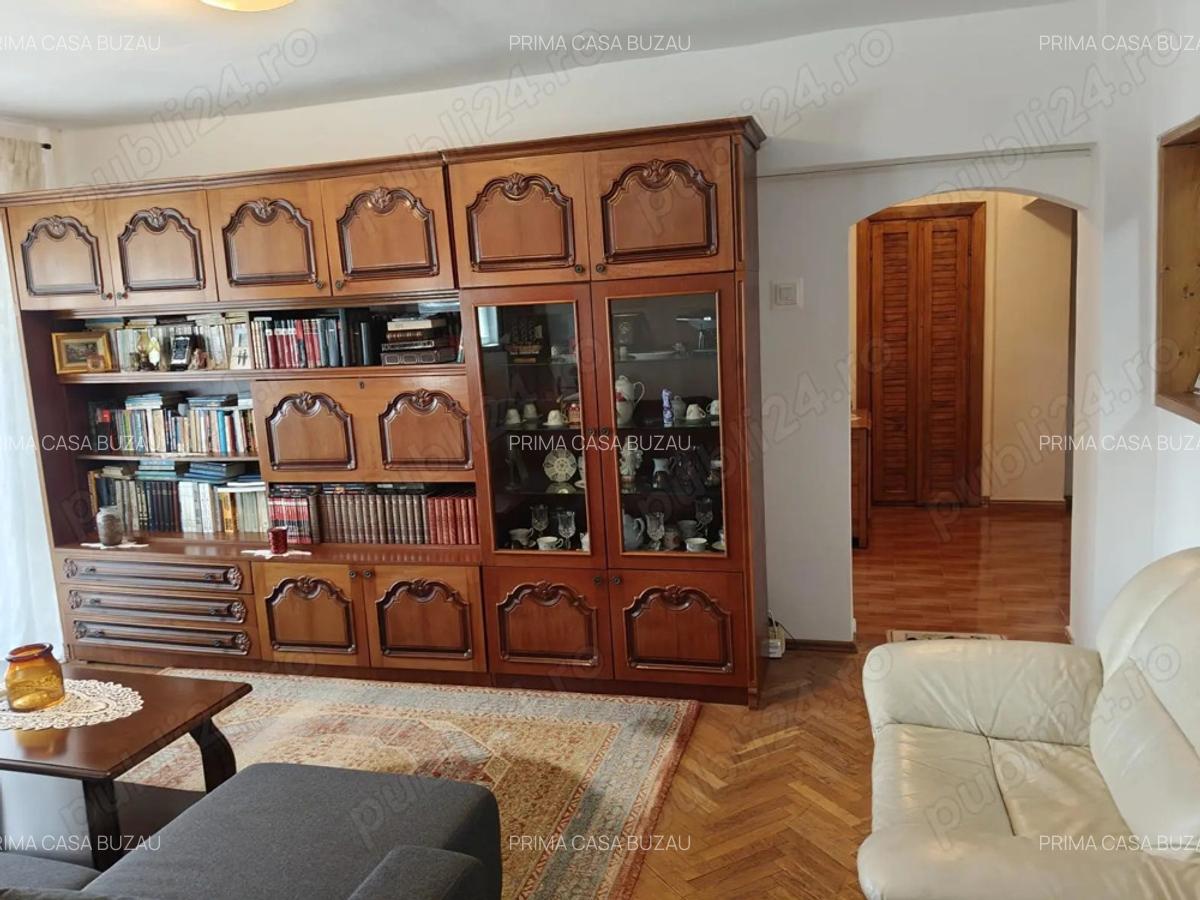 Apartament cu 3 camere zona ultracentrala Bazar confort 1 Etaj 3 S=88mp Pret: 92.000 euro - 12