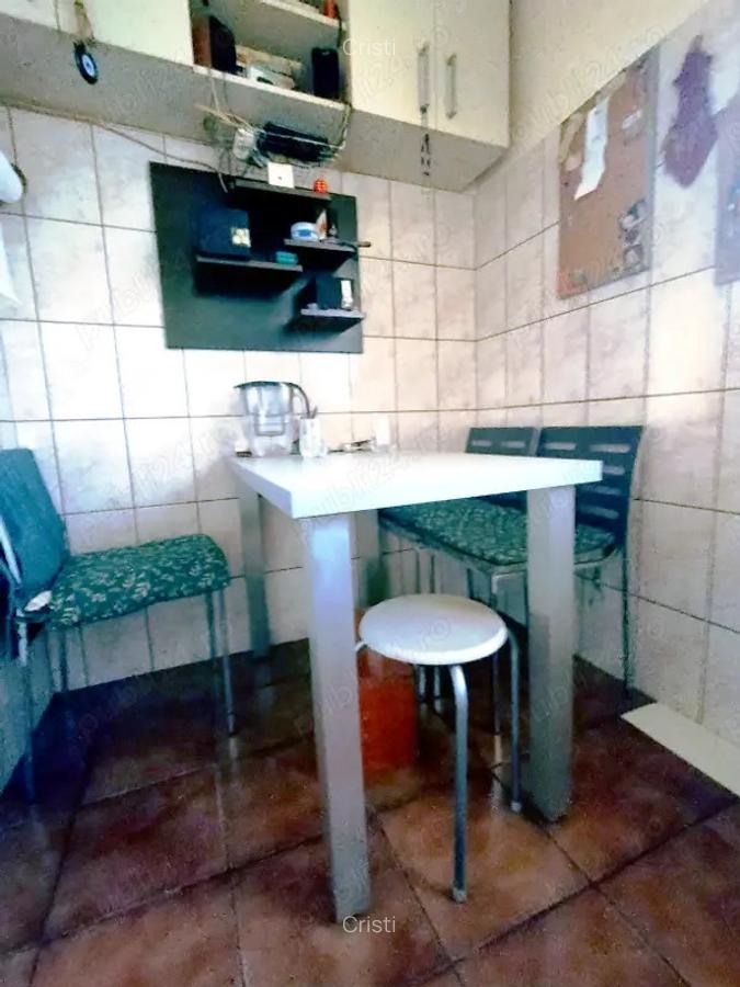 PROPRIETAR vind apartament cu trei camere in zona 1 Decembrie Ozana - 5