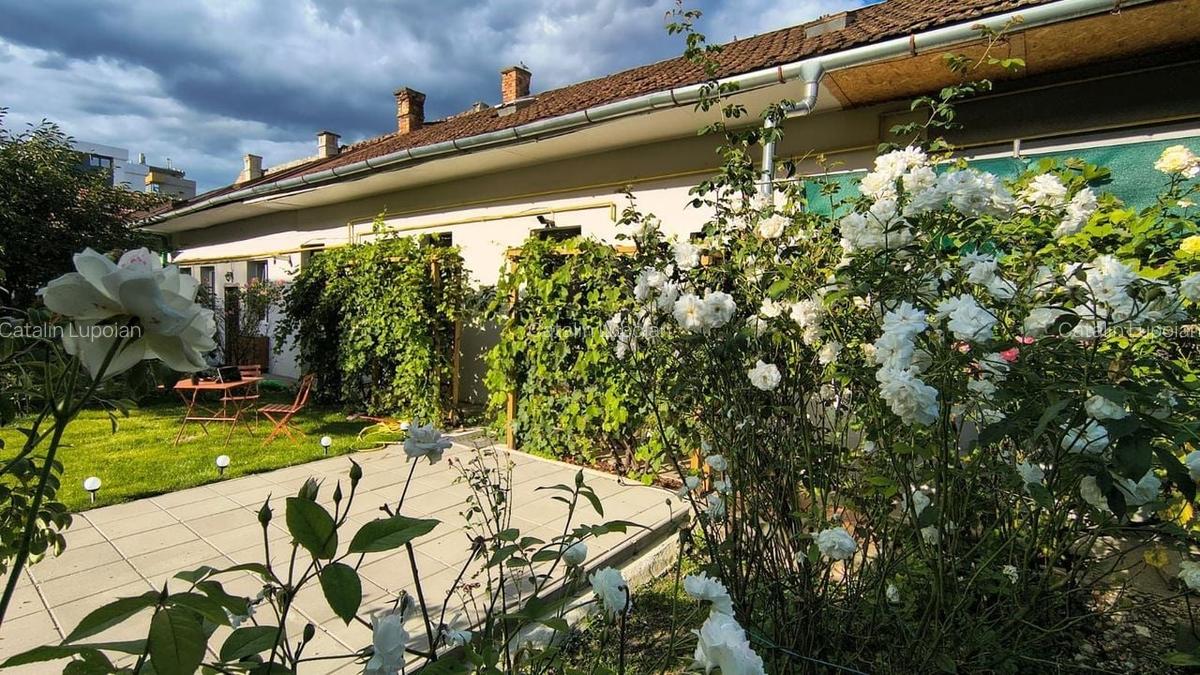 Locuință deosebită în Centru - apartament la casă, curte proprie! - 12
