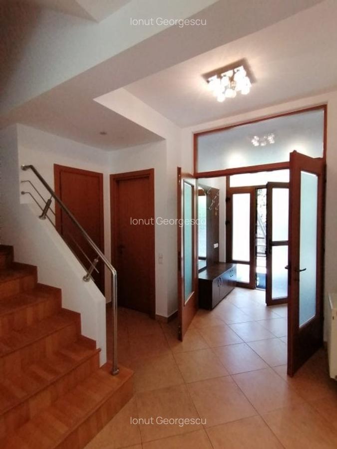 Pipera: Vila cu 6 dormitoare, garaj si curte generoasa, aflata intr-o zona linis - 7