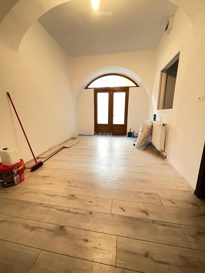 Apartament cu 3 camere semidecomandat în P-ța Unirii - 1