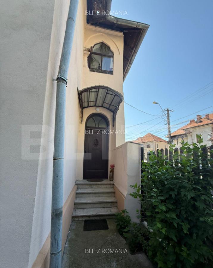 Casa de vanzare, cu 10 camere, suprafata utila 310 mp, zona - 3