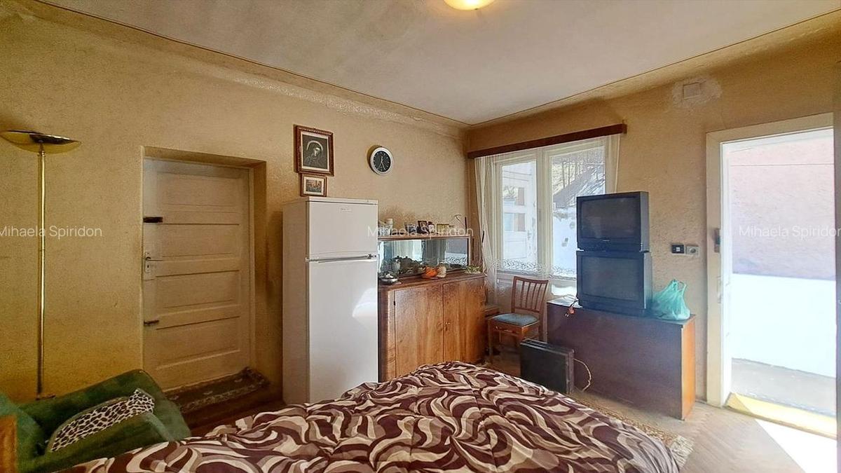 CASA CU TEREN GENEROS si acces pe doua fronturi - 9