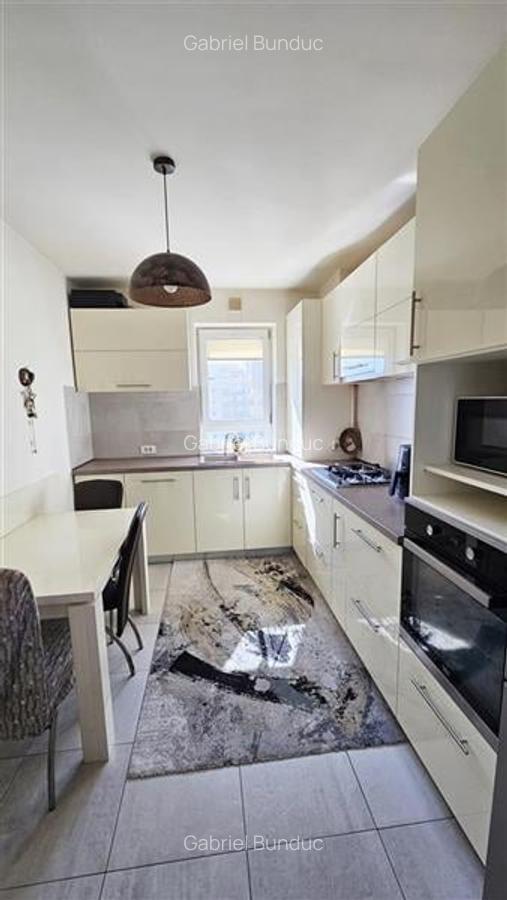Apartament cu 3 camere decomandat, mobilat în Tractorul - 4