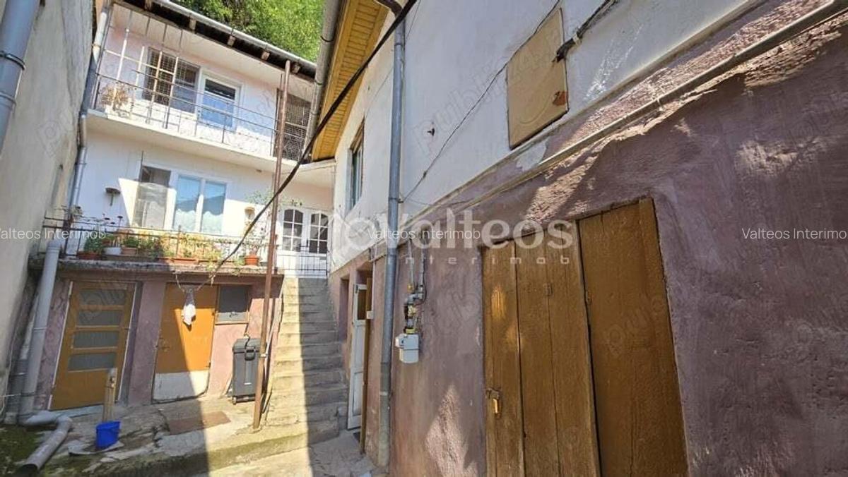 Resita, de vanzare casa, doua corpuri, curte, zona centrala - 2