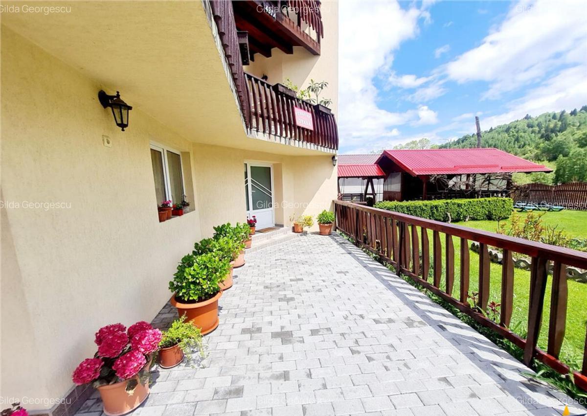 FILM! Pensiune in decor de poveste, loc de istorie si legend - 12