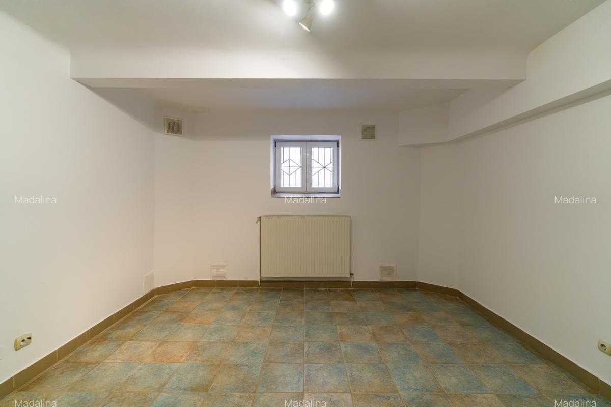 Boxă de 10,8 mp, 250 €/lună - 1