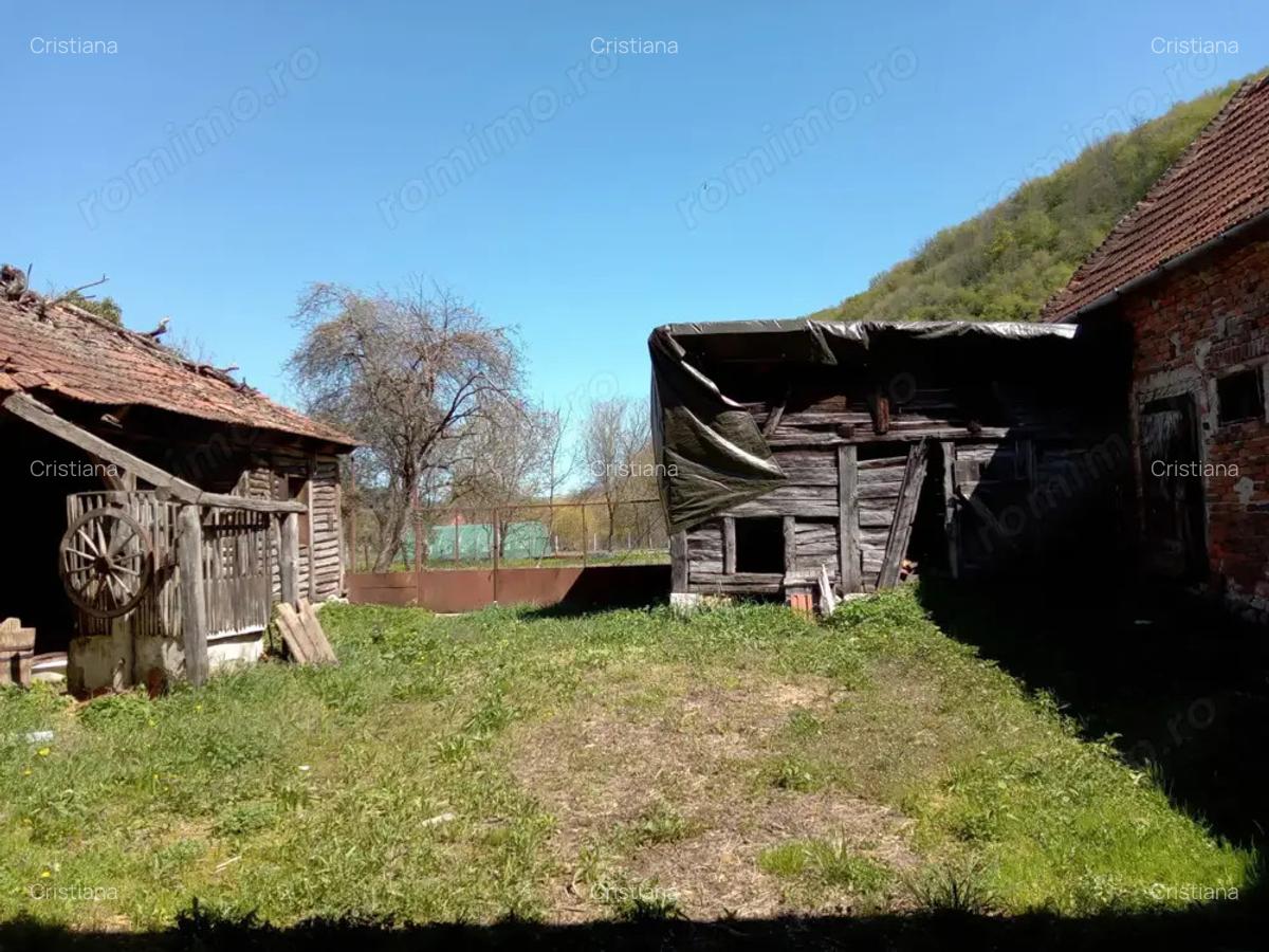 Casa mare la ?ara cu teren generos in zona superba - 8 Casa mare la ?ara cu teren generos in zona superba - 8