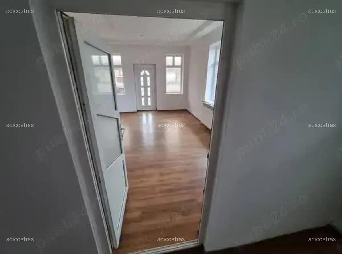 A 39 Proprietarul vinde in Buhu?i ,casa 3 camere la strada , - 1