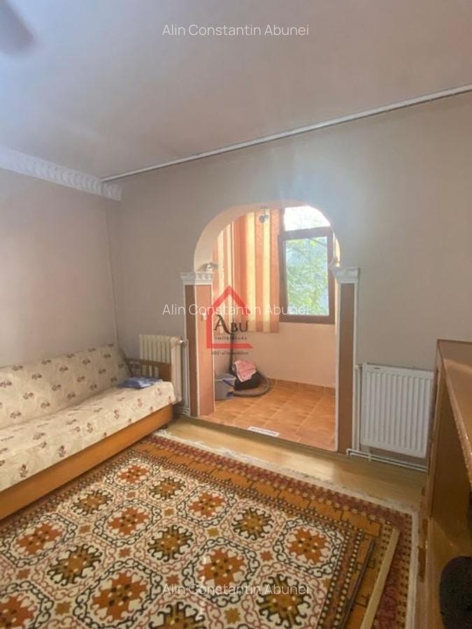 Apartament cu 3 camere, Semidecomandat, Alexandru cel Bun - 2