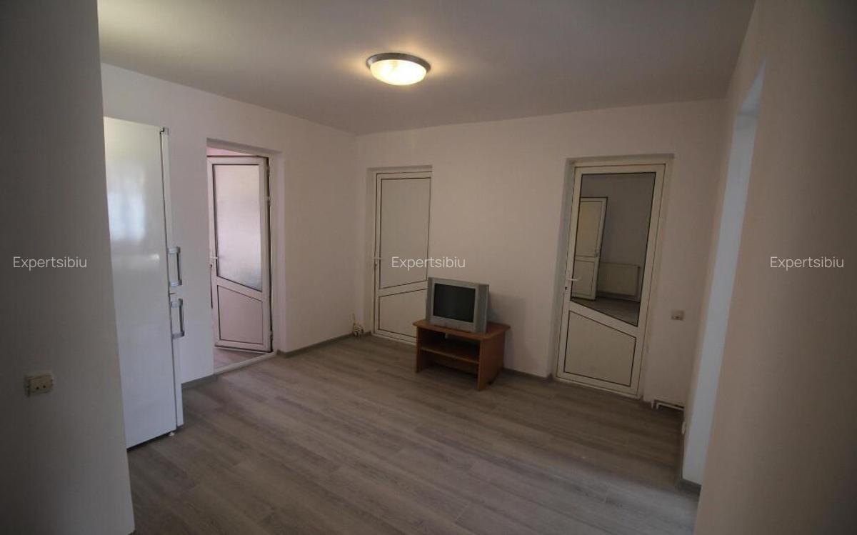 INCHIRIEZ apartament 4 camere , renovat,zona Strand - 2