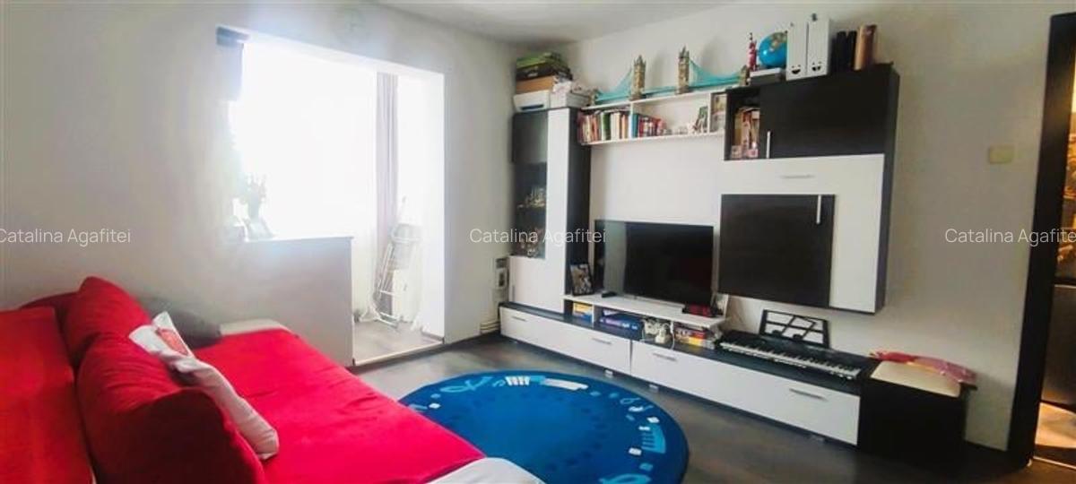Apartament cu 2 camere semidecomandat, mobilat în Tractorul - 1