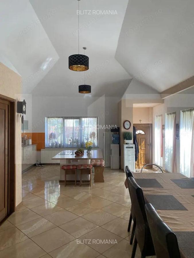 Vila spa?ioasa cu 5 dormitoare ?i curte de 730 mp - 2