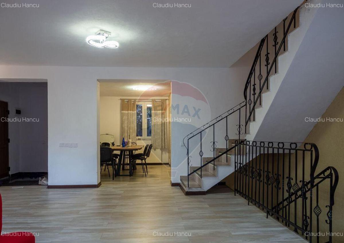 Vila cu 8 camere cu vedere panoramica la muntii Bucegi - 3 Vila cu 8 camere cu vedere panoramica la muntii Bucegi - 3