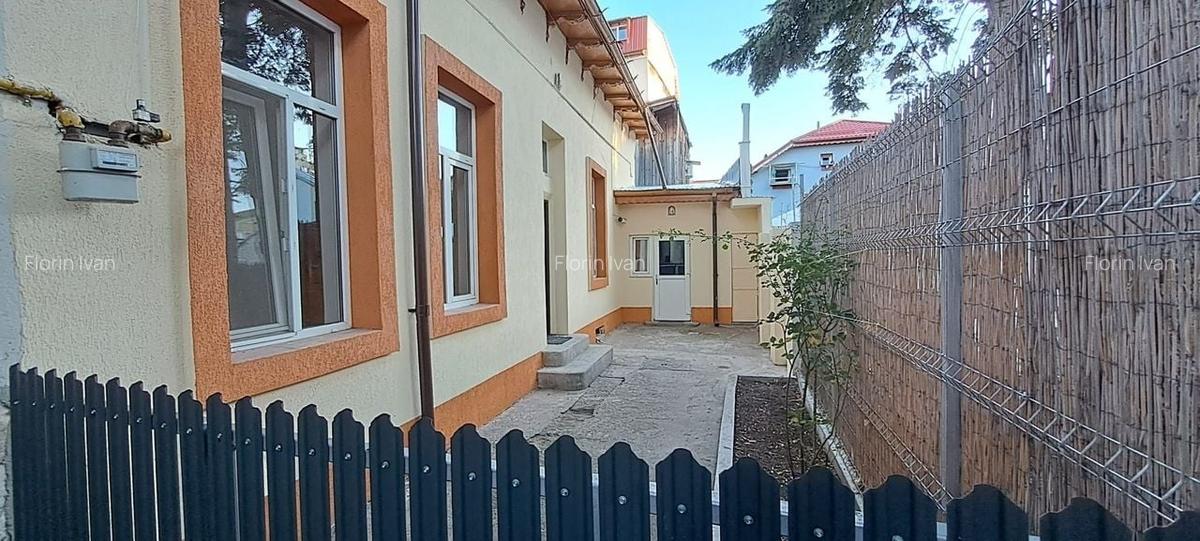 Tineretului, 350 m metrou, casa 2 camere + curte, pretabila investitie - 1
