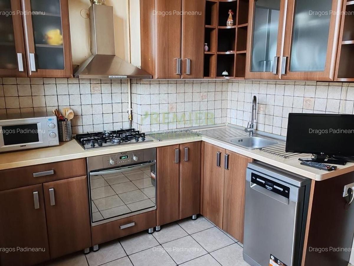 Bloc Rusesc Bucurestii noi vis a vis de metrou Bazilescu boxa - 13