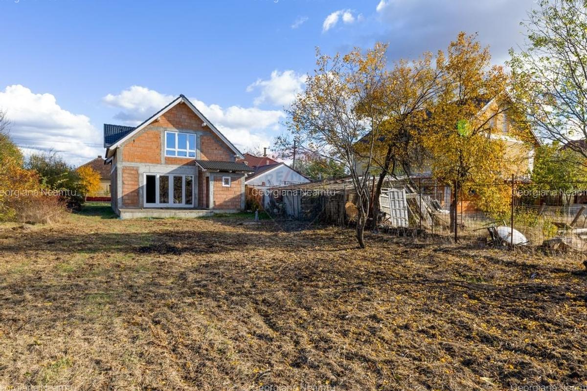 Casa la rosu cu teren generos, 500 mp, situata pe strada Ostasului - 9