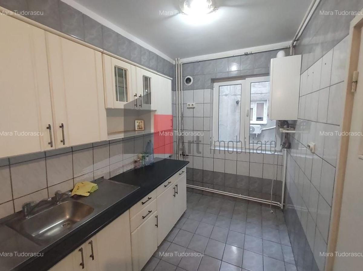 Vânzare apartament decomandat 3 camere cu centrală - Str. Baciului - 13