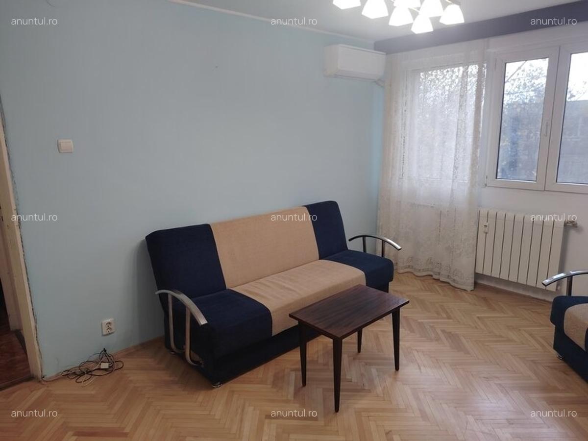 Eroii Revolutiei chiar langa metrou - 1