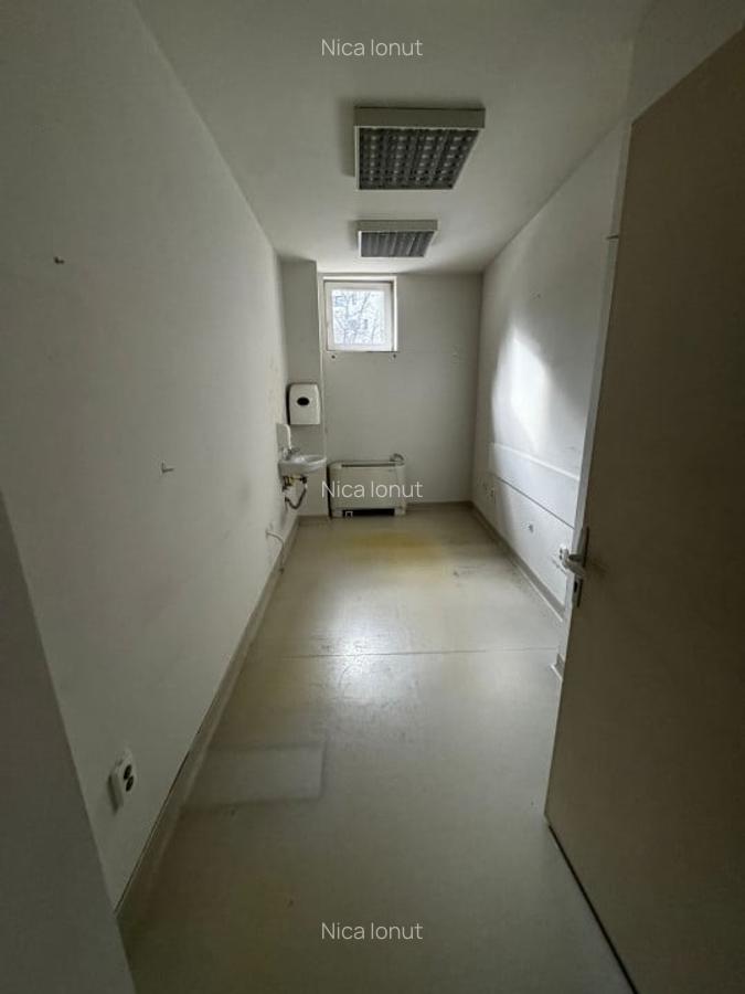 Spatiu comercial pe 2 nivele 700mp cu 20 incaperi si 10 bai pretabil clinica - 11