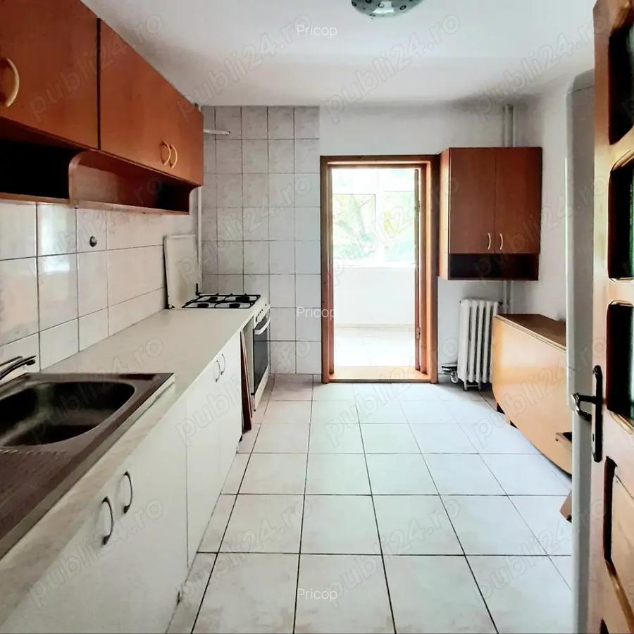 Inchiriez apartament 3 camere, zona Pacurari (Petru Poni) - 2