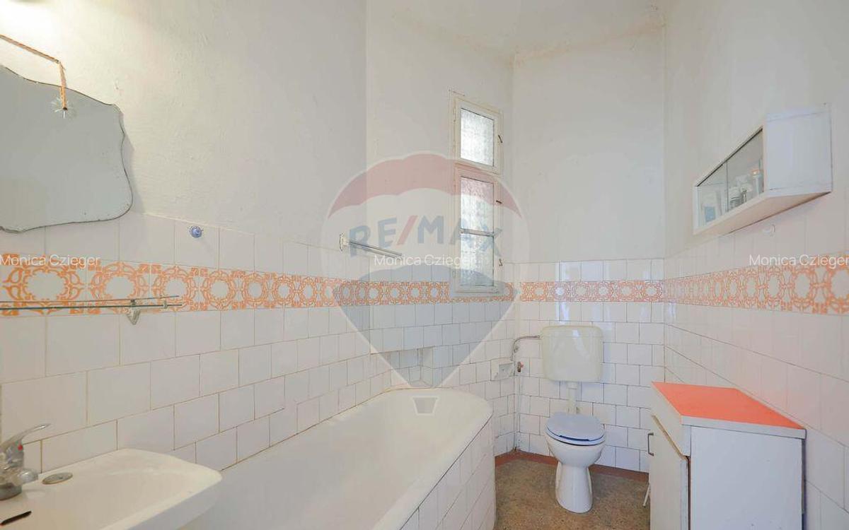 Casa evreiasca interbelica, singur in curte, de vanz... - 11