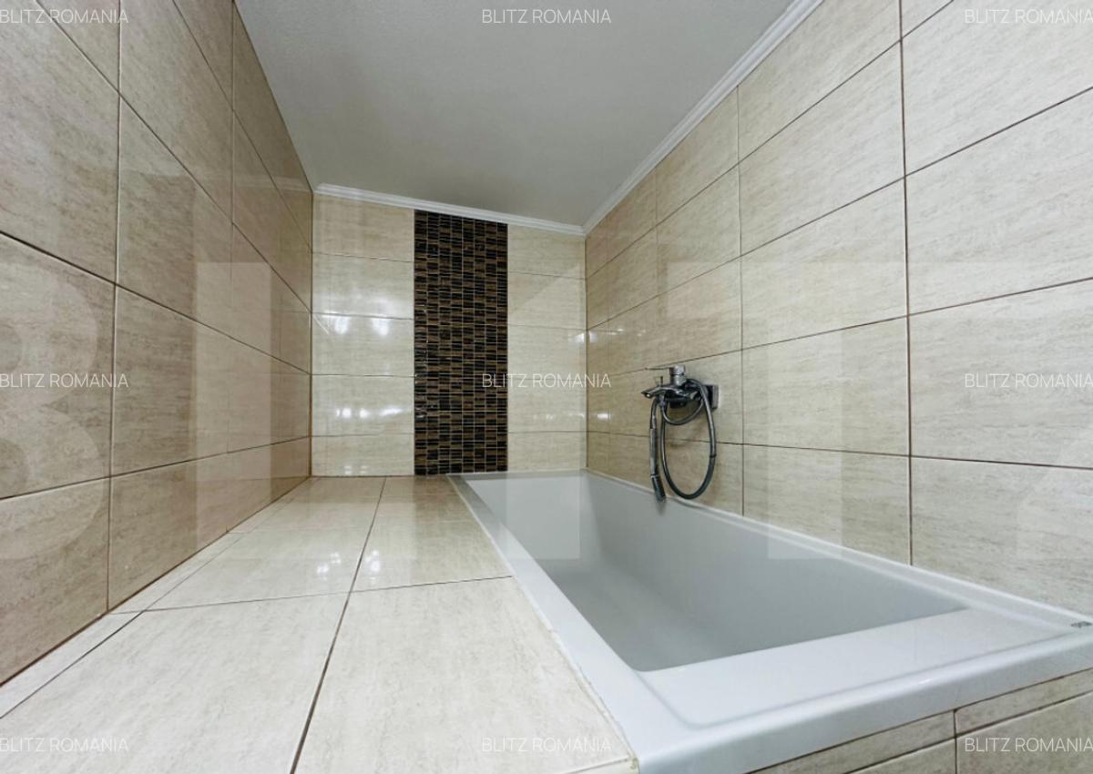 Casa spatioasa cu 5 dormitoare, doua bucatarii si teren de 1 - 11