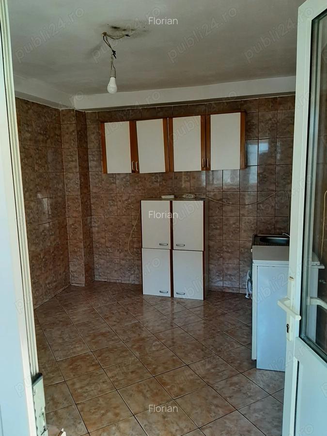 Inchiriez apartament 2 camere la curte ( curtea este comuna) - 4