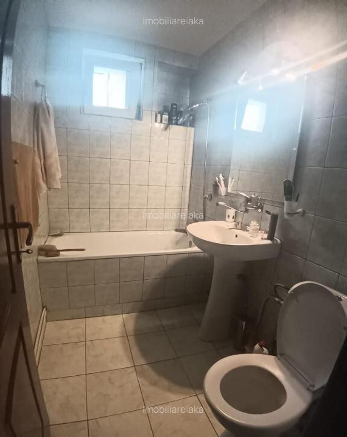 Zona Centrul Vechi-Piata , 3 camere - 6