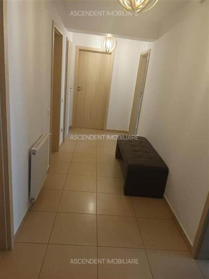 Apartament cu 3 camere decomandat în Tractorul - 4