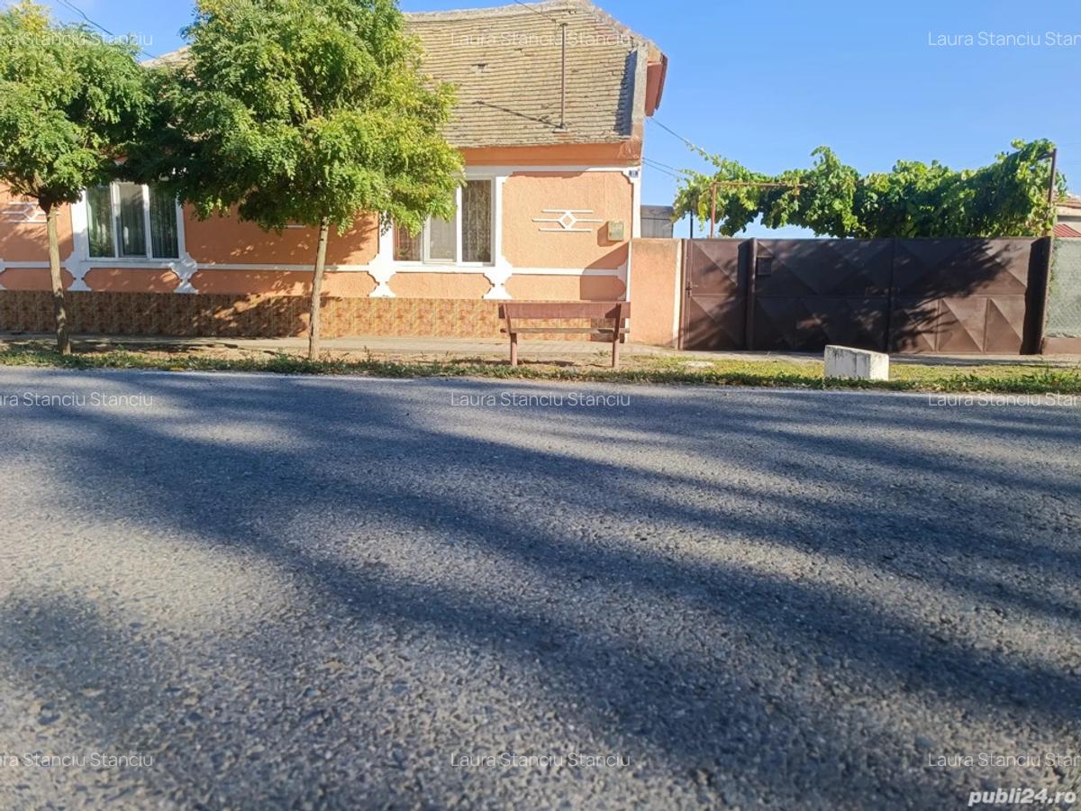 Vand casa caramida+ vaiuga + teren pentru casa in com. Livezile jud.Timi?. Doua CF - 1