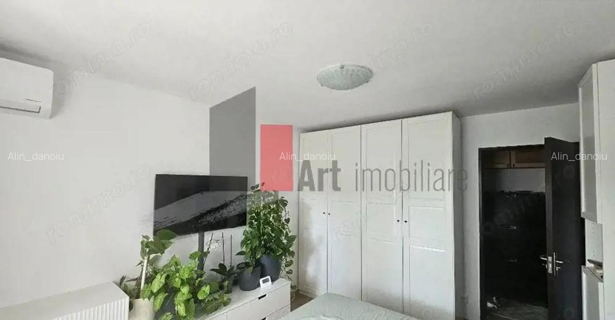 Apartament cu 3 camere de vanzare in zona Chibrit/1 Mai/Calea Grivitei - 1