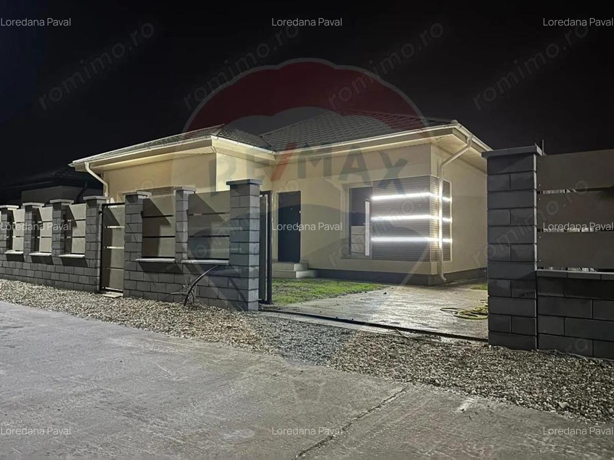 Casa / Vila cu 4 camere de vanzare - 1