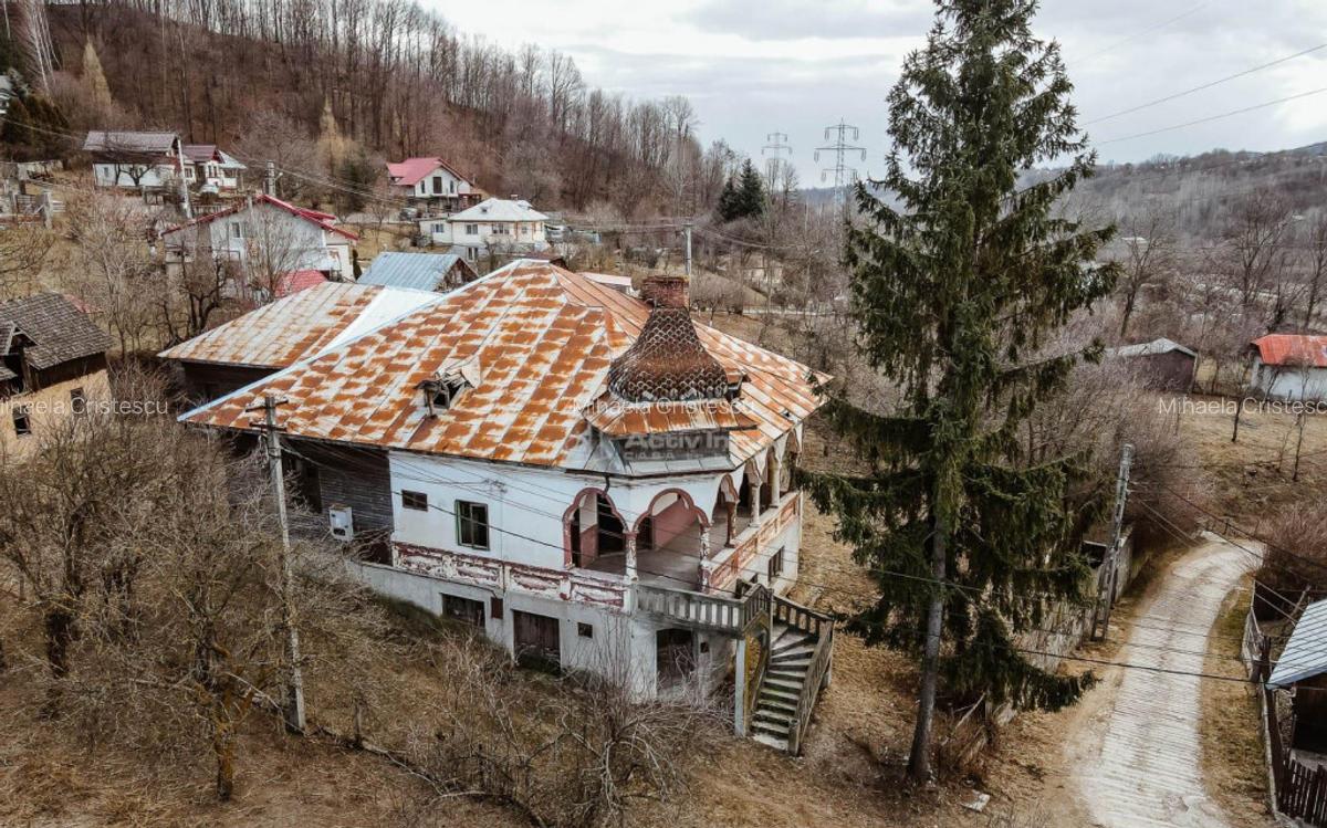 DE VANZARE - CONAC la Breaza, 9 camere, 1.873 mp teren - 1