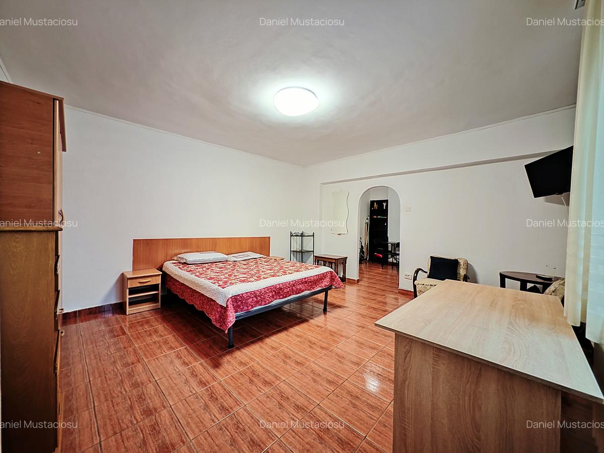 Piata Victoriei | vis a vis de metr.| Spatioasa in bl.anvelopat,vedere in piata - 6