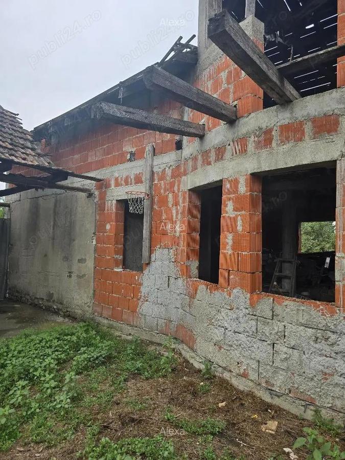 Vand casa loc SUMUGIU, sc 200 mp , parte casa noua la rosu , teren 2670 mp, la sosea, front mare - 16