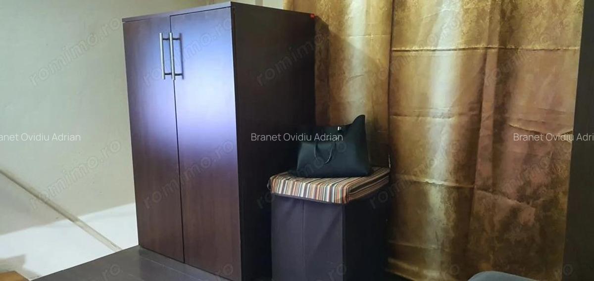 Vand spatiu comercial in Deva, zona 1 Decembrie (Ultracentral), suprafata utila 49,18 mp, vitrina - 10