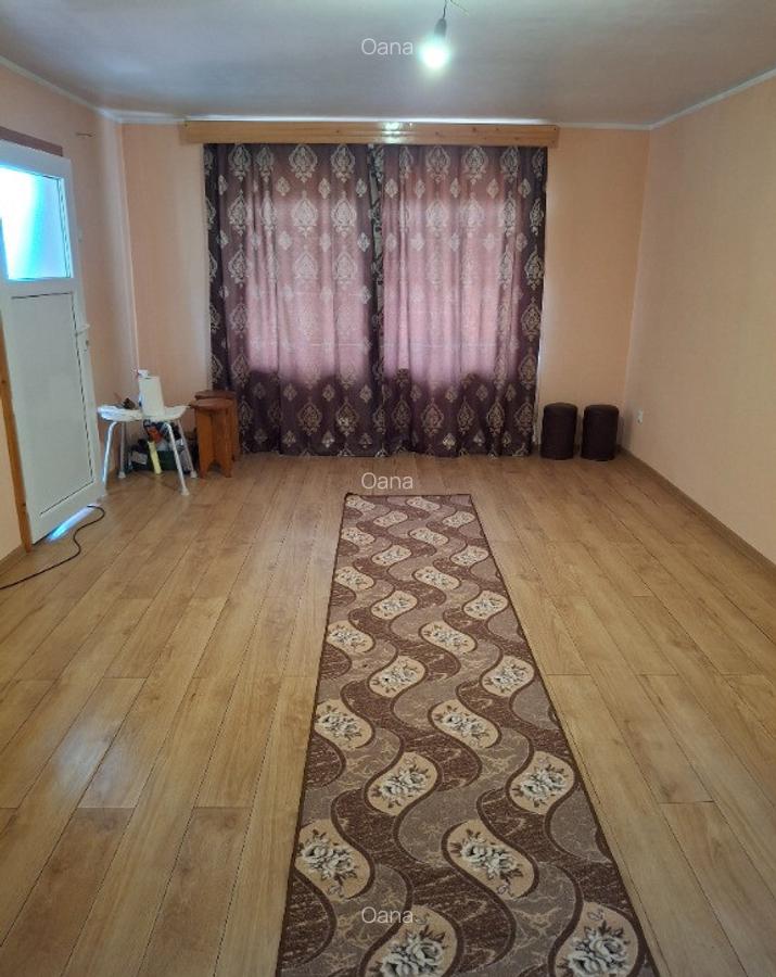 Casa, teren ?i anexe. In Boto?ani, Un?eni, Burle?ti - 7