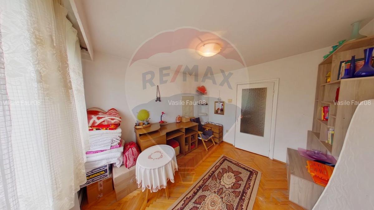 Apartament cu 3 camere de vanzare Str. 1 Mai - 4