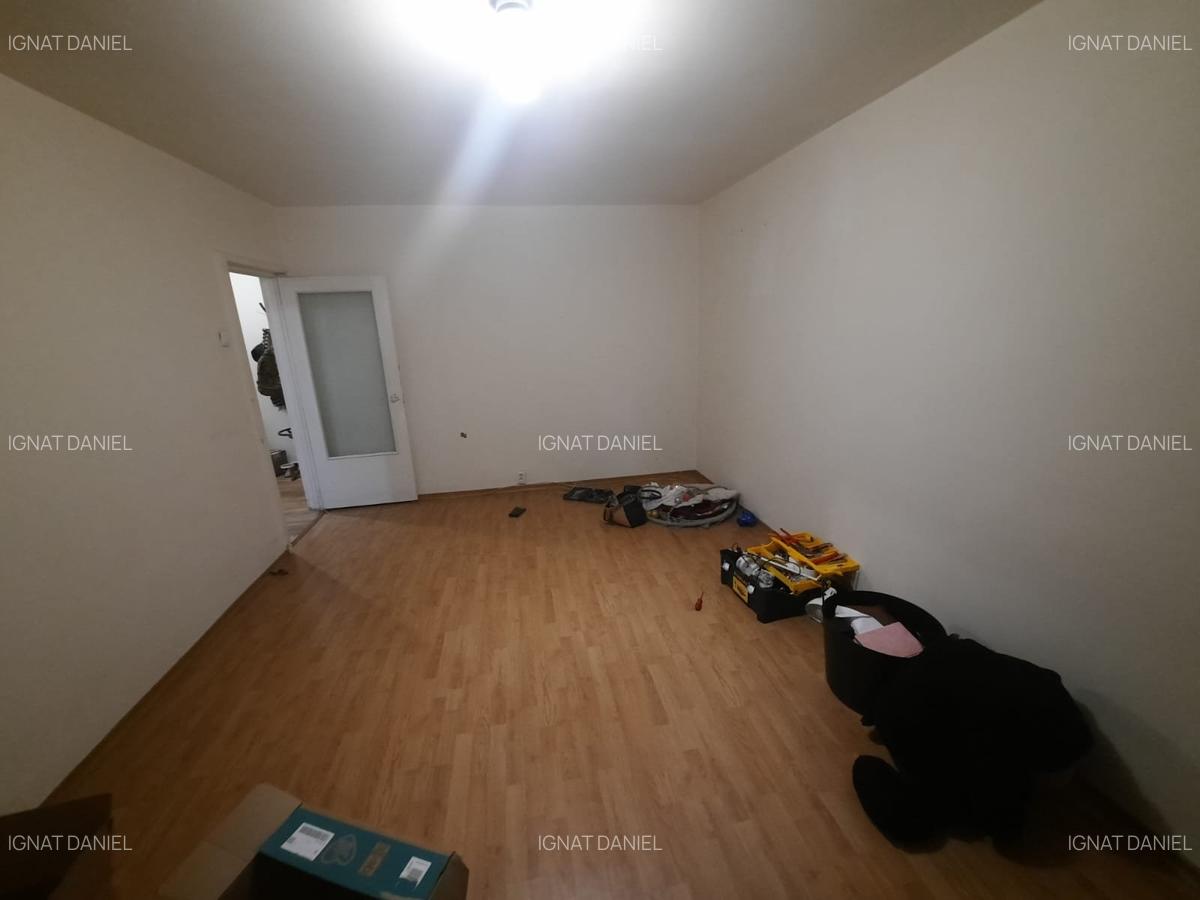 Apartament cu 3 camere decomandat, zona Cug - 1