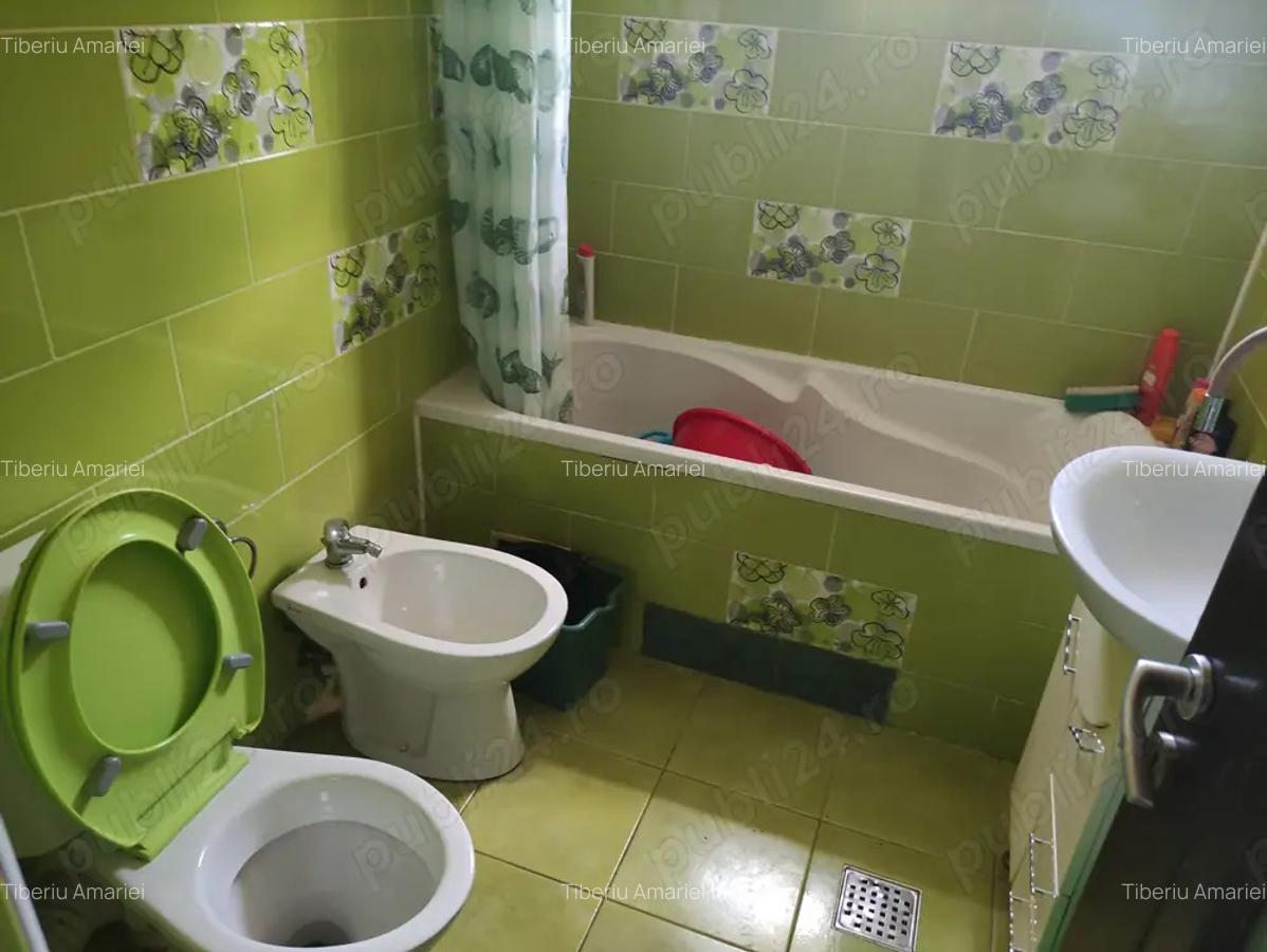 Vand casa cu etaj langa ?coala 9 - 10