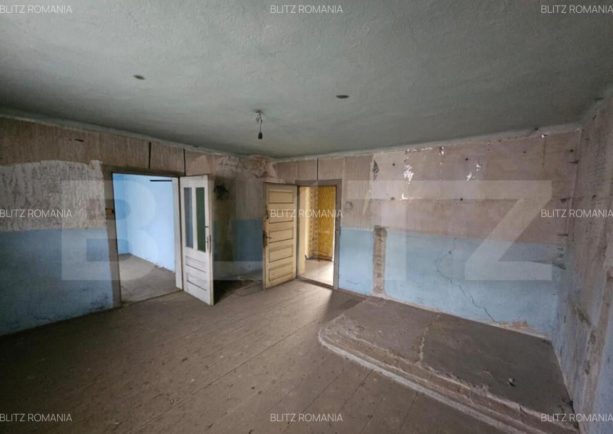 Casa veche cu 4 camere, demisol, teren 300 mp, zona Campen - 9