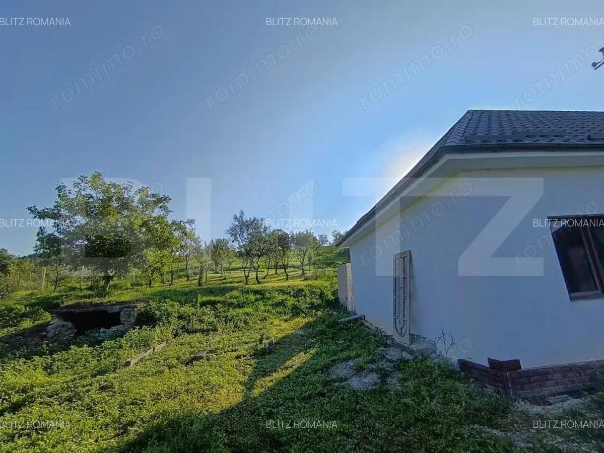 Casa cu 2 camere ?i living cu o gradina generoasa in suprafa?a de 4300 mp - 12